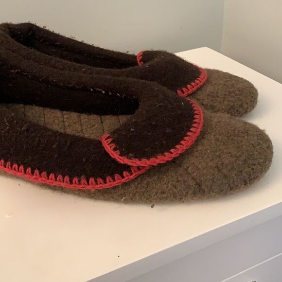 Acorn Slippers   - Picture 3 of 10